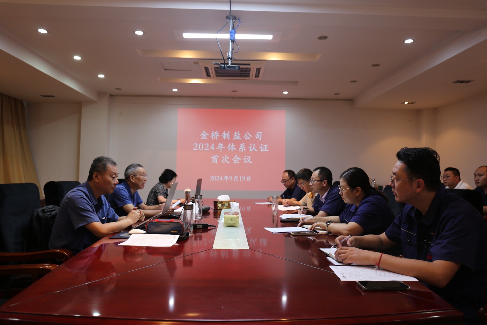 近日，金橋制鹽公司通過北京世標(biāo)認(rèn)證中心審核，給予食品安全管理體系、環(huán)境管理體系和職業(yè)健康安全管理體系認(rèn)證“保持認(rèn)證資格”的監(jiān)督審核結(jié)論，給予質(zhì)量管理體系認(rèn)證“再次注冊”的再認(rèn)證審核結(jié)論。通過審核，是對公司精細(xì)化管理成果的檢驗，促進(jìn)公司內(nèi)控管理水平持續(xù)提升。（李曉月）
