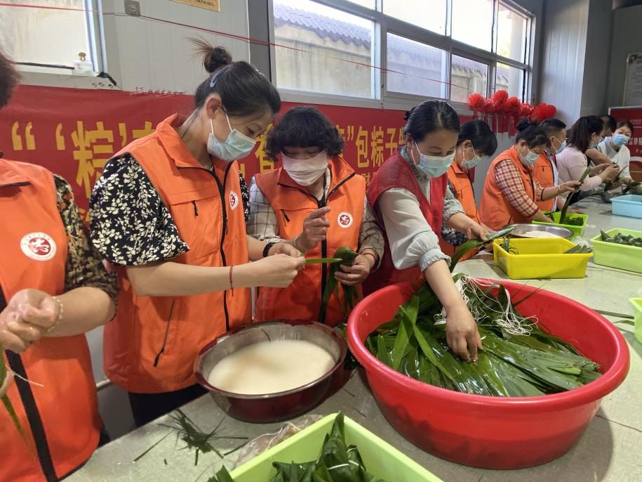 青口供電所黨支部聯(lián)合生產(chǎn)生活服務(wù)中心分會(huì)、黃沙坨社區(qū)，共同舉辦“悠悠艾草香 濃濃端午情”系列活動(dòng)。.png